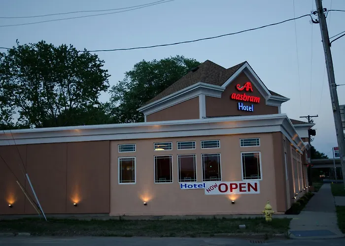 Aashram Hotel By Niagara River