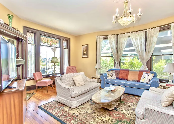Redwood Bed And Breakfast