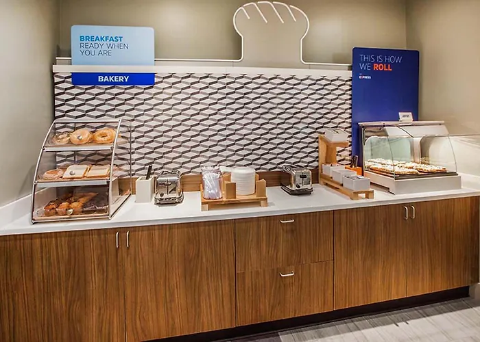 Holiday Inn Express & Suites Toronto Airport West By Ihg